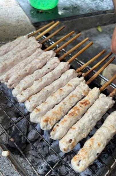 Nem nướng Nha Trang đang nướng trên bếp than