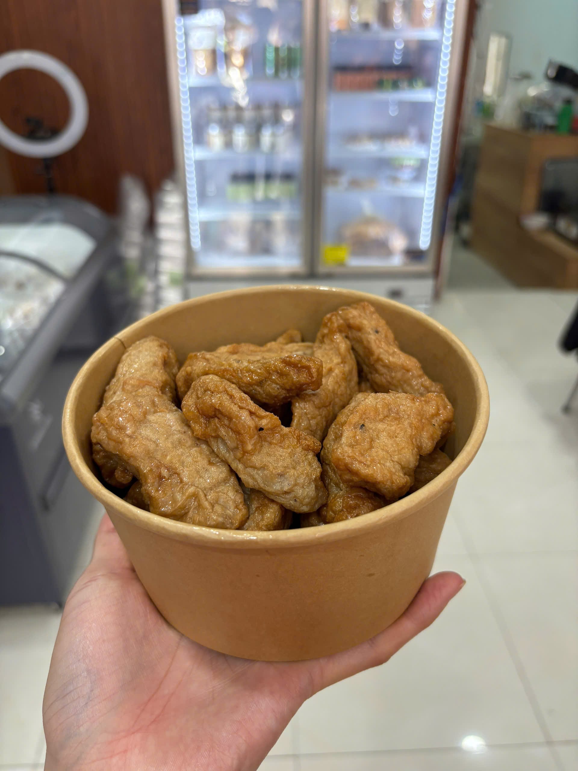 Chả Cá Nha Trang Nấu Món Gì Ngon? Gợi Ý Cách Chế Biến Tại Nhà 4 Chả cá lục cục chiên vàng trong bát giấy tại quầy Xóm Biển