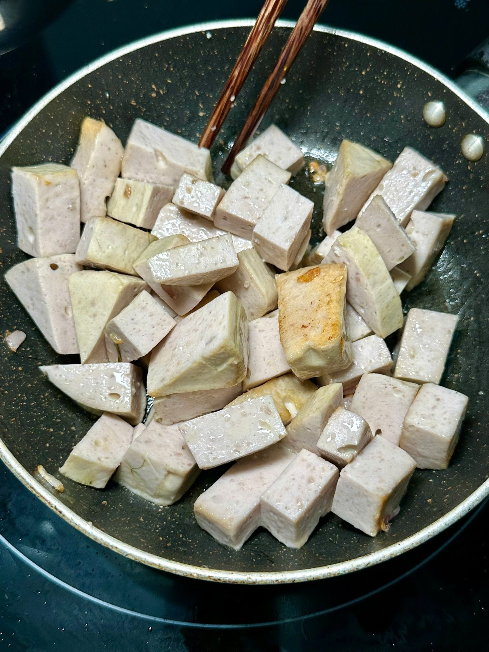 Chả Lụa Nguyên Chất Là Gì? Cách Phân Biệt Không Pha Bột 4 Chả lụa cắt hạt lựu xào trong chảo
