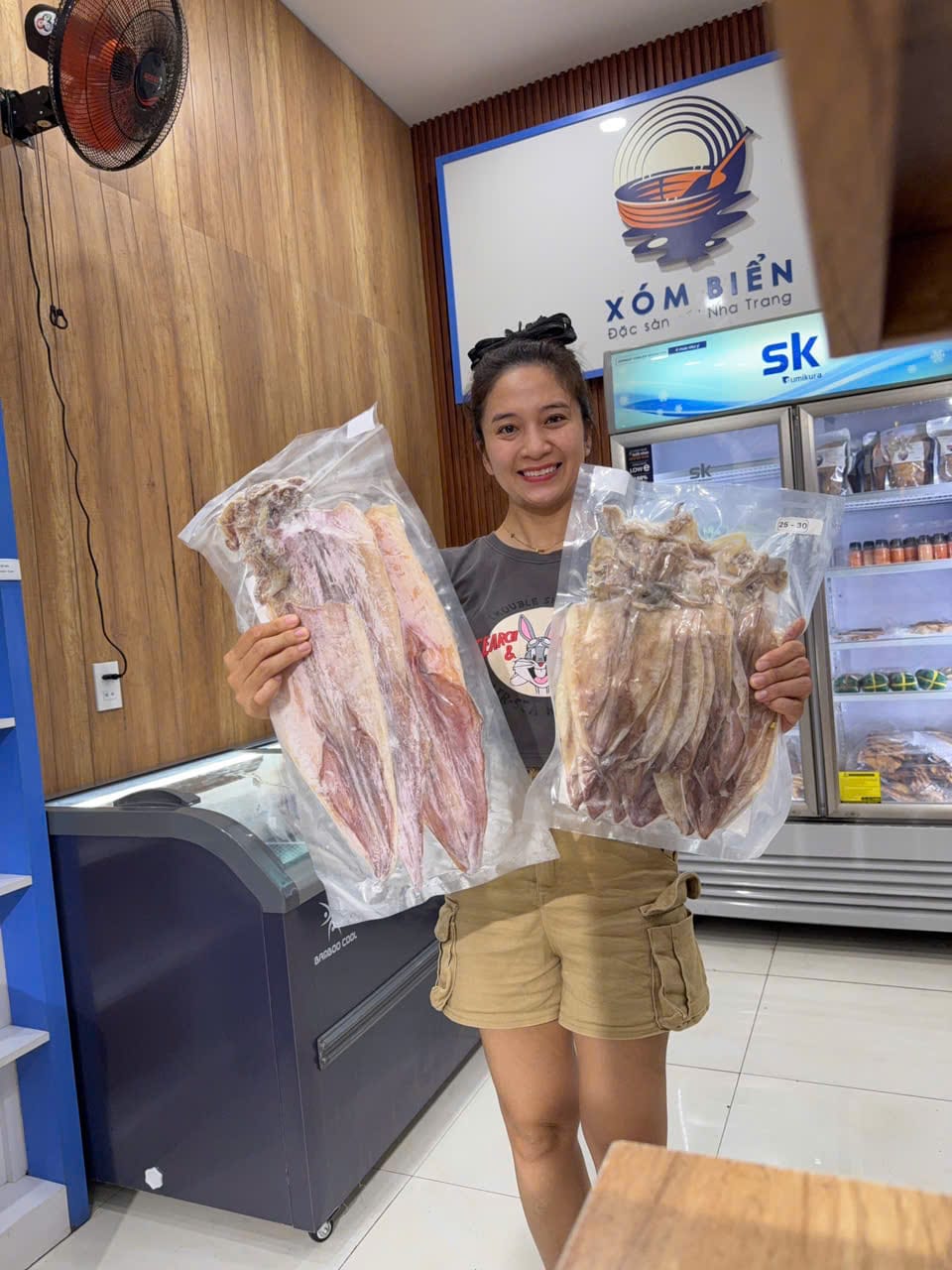 Mực Khô Nha Trang Khác Mực Một Nắng Thế Nào? Loại Nào Nên Mua 2 2 loại mực khô màu sắc khác nhau để cạnh nhau, minh hoạ độ khô khác nhau