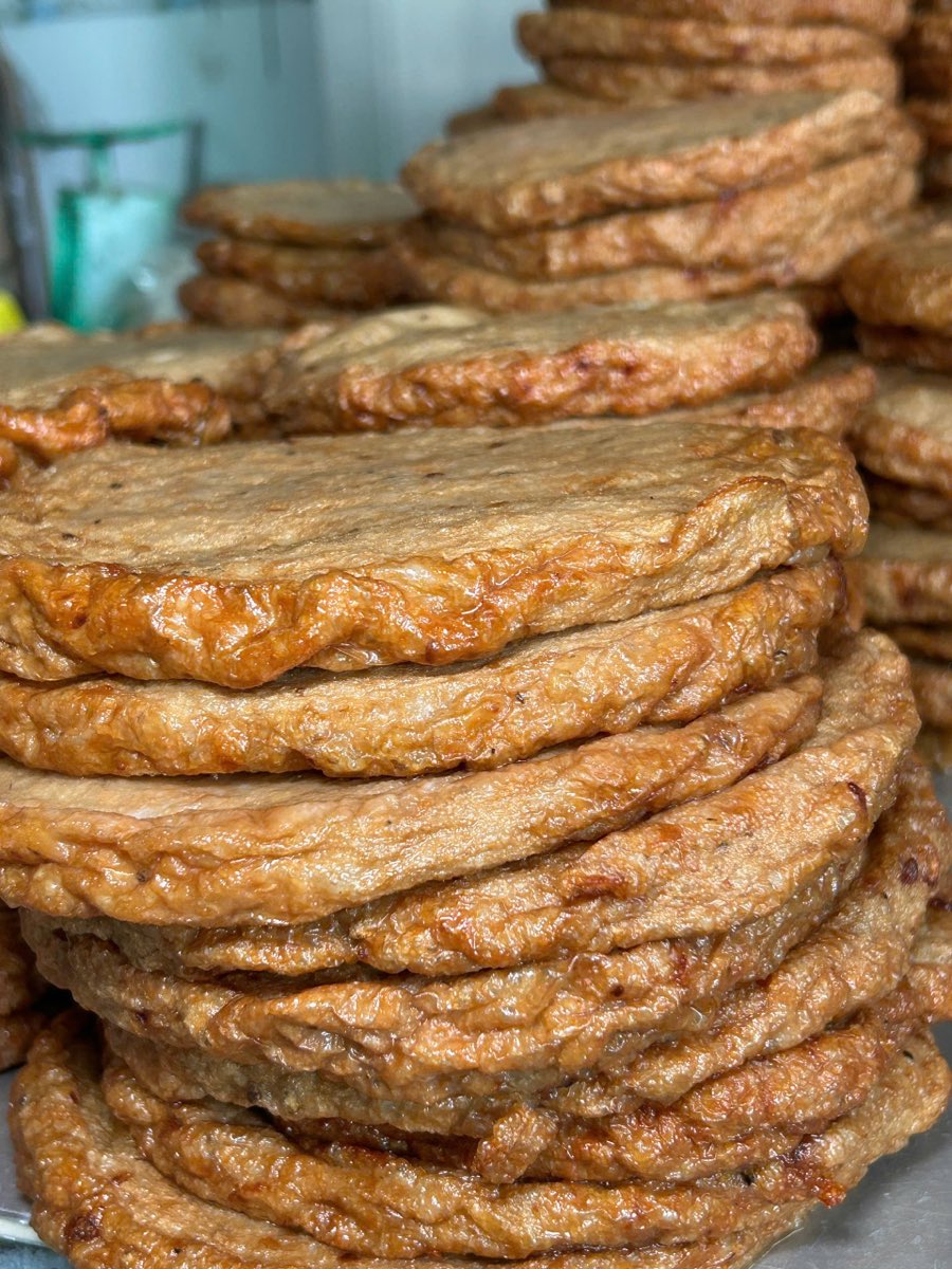 Chả Cá Nha Trang Giá Bao Nhiêu 1kg? Bảng Giá Mới Nhất 2026 1 Chả cá chiên bánh tròn Nha Trang xếp chồng tại Xóm Biển