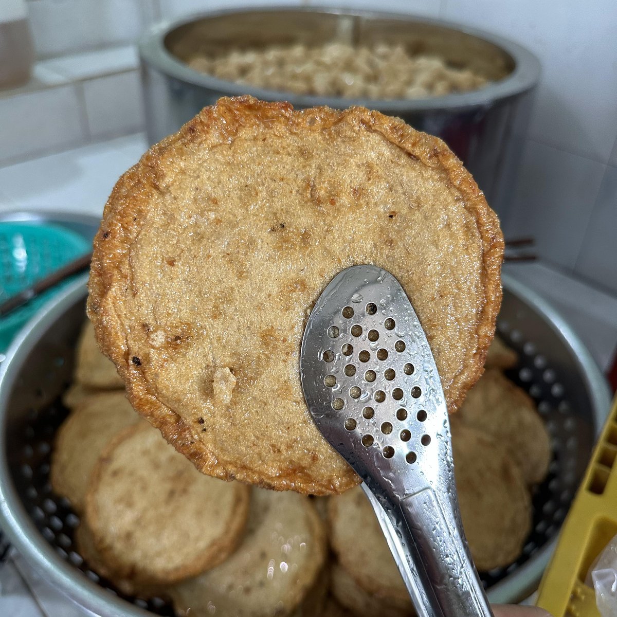 Chả Cá Hấp Khác Chả Cá Chiên Thế Nào? Nên Chọn Loại Nào 4 Chả cá chiên bánh tròn vừa vớt khỏi chảo