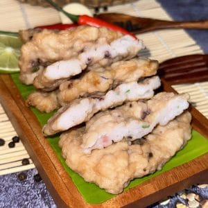 Chả mực chiên hạt lựu bày trên đĩa gỗ