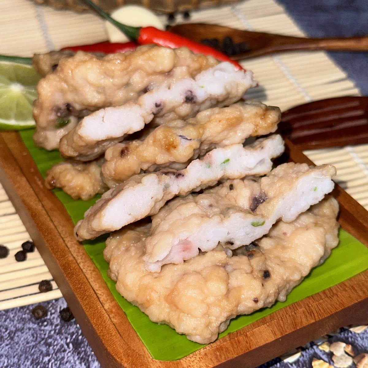 Chả Mực Chiên Nha Trang (Hạt Lựu) 1 Chả mực chiên hạt lựu bày trên đĩa gỗ