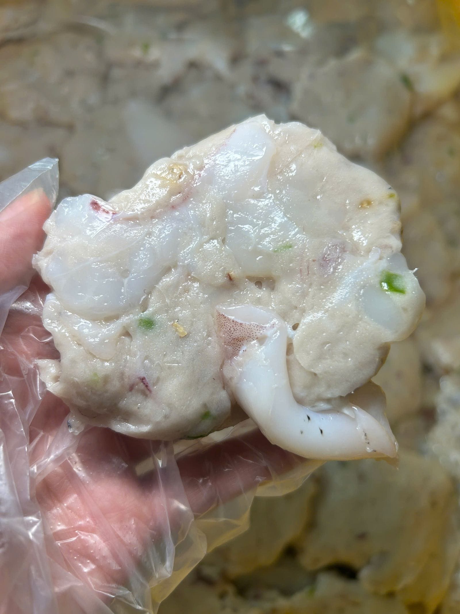 Chả Mực Nha Trang Ăn Sao Cho Đúng Vị? Chọn Cay Hay Không Cay 2 Chả mực sống trước khi chiên, thấy rõ vụn mực to