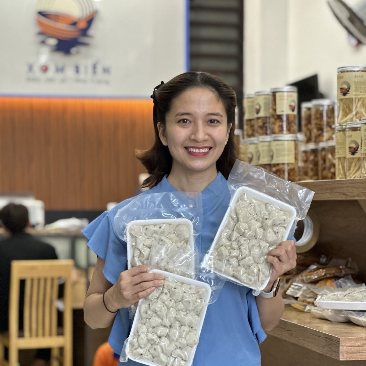 Chả Cá Hấp (Viên Bi) 7 Chủ Xóm Biển cầm khay chả cá hấp viên bi