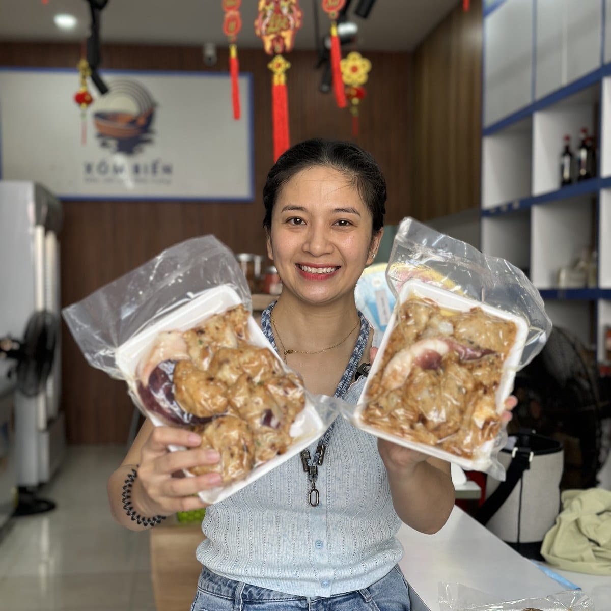 Chủ Xóm Biển tại cửa hàng 60 Phan Bội Châu