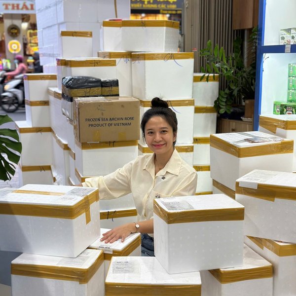 Thùng xốp hàng lạnh tại cửa hàng Xóm Biển