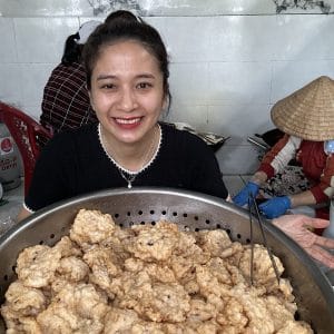 Chả Mực Chiên Nha Trang (Hạt Lựu) 14 Nhân viên Xóm Biển cầm rổ chả mực hạt lựu