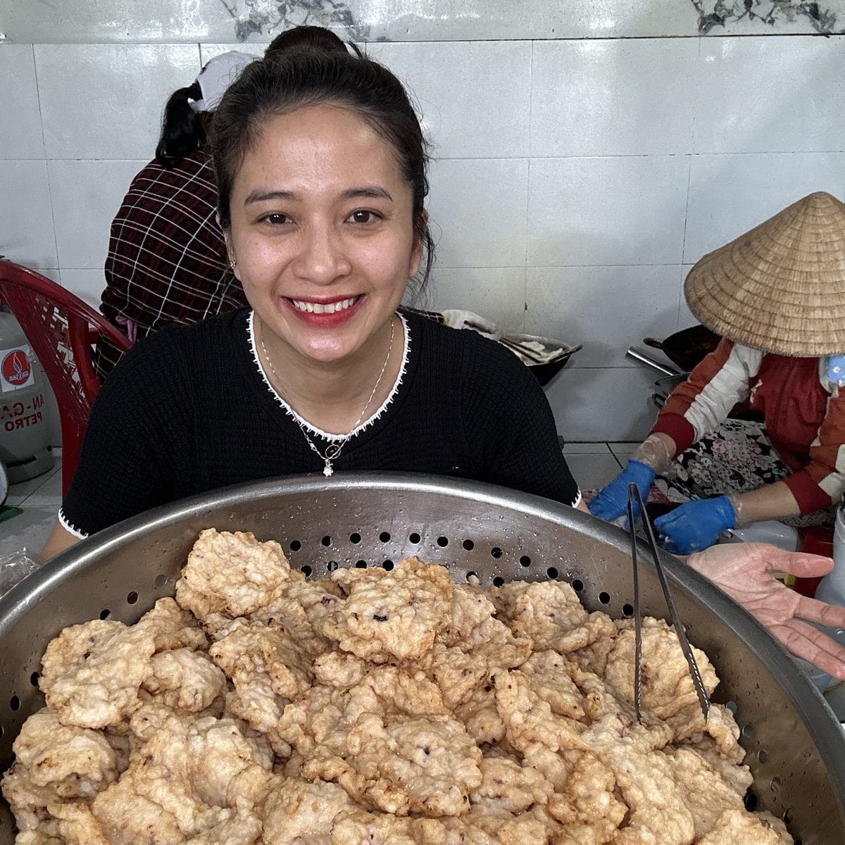 Chả Mực Chiên Nha Trang (Hạt Lựu) 7 Nhân viên Xóm Biển cầm rổ chả mực hạt lựu