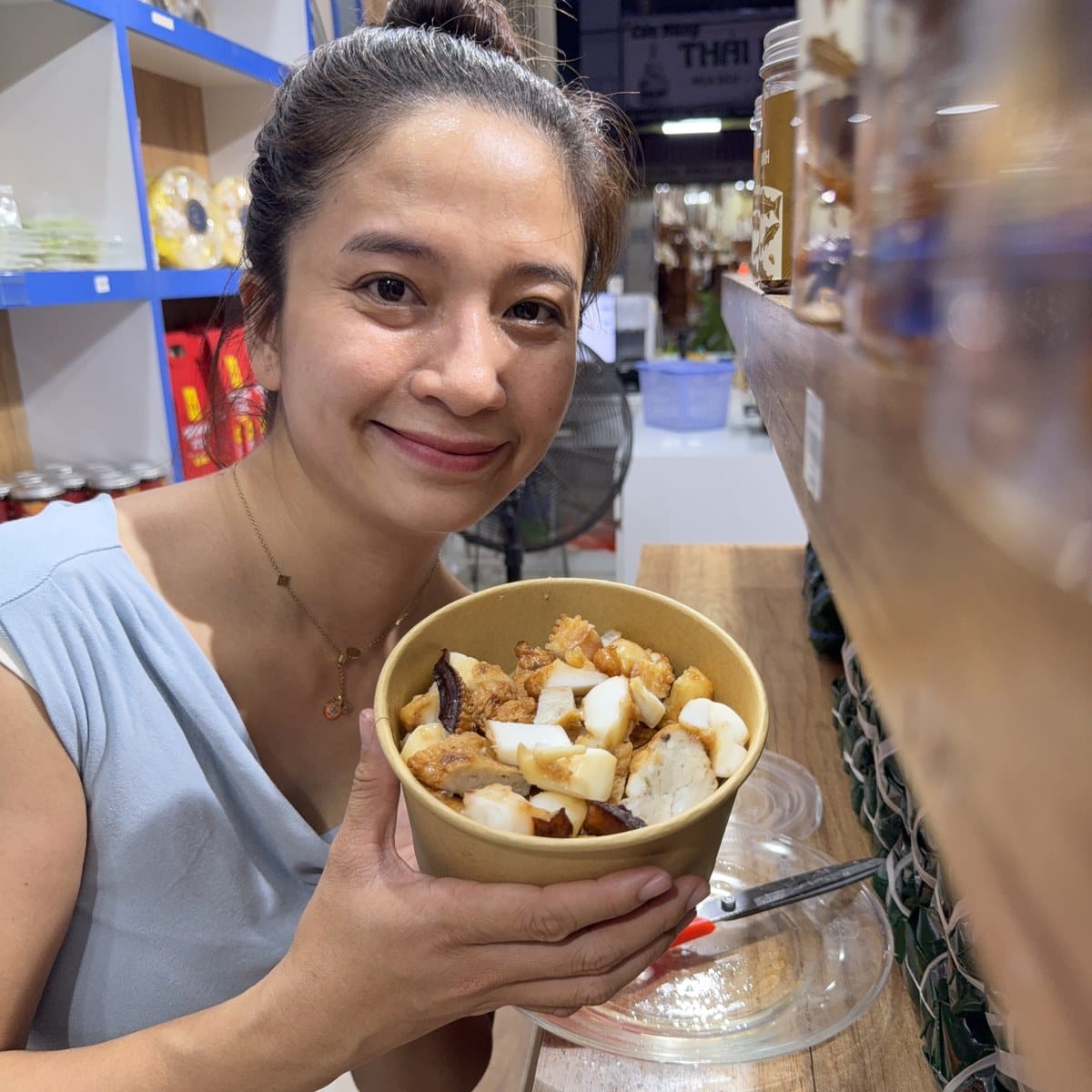 Chả Mực Chiên Nóng — Giao Tận Khách Sạn Ở Nha Trang 7 Nhân viên Xóm Biển cầm tô chả mực chiên nóng