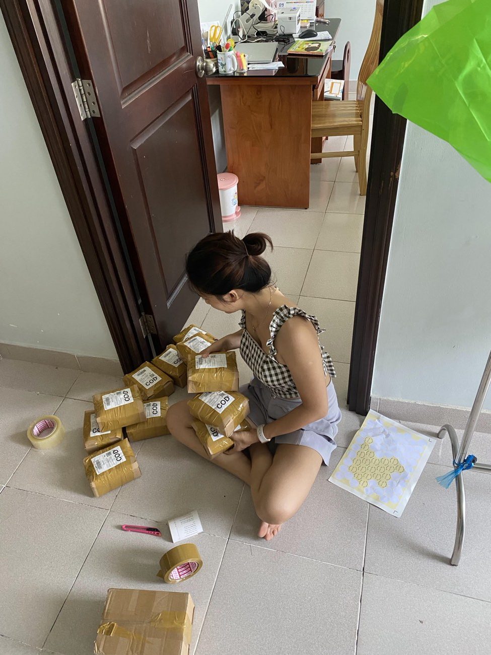 Đóng gói đơn hàng trong căn hộ những ngày đầu khởi nghiệp