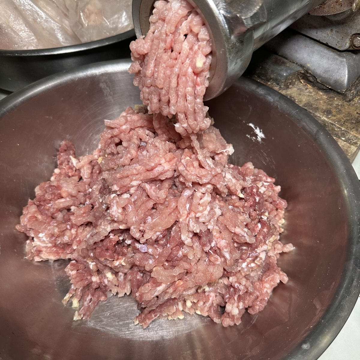 Chả Bắc 3 Quết thịt heo làm giò sống và chả lụa