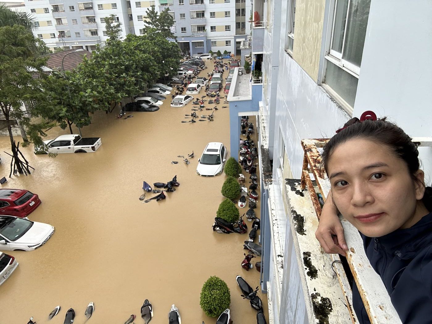 Sân chung cư ngập nước trong trận lũ Nha Trang tháng 11/2025