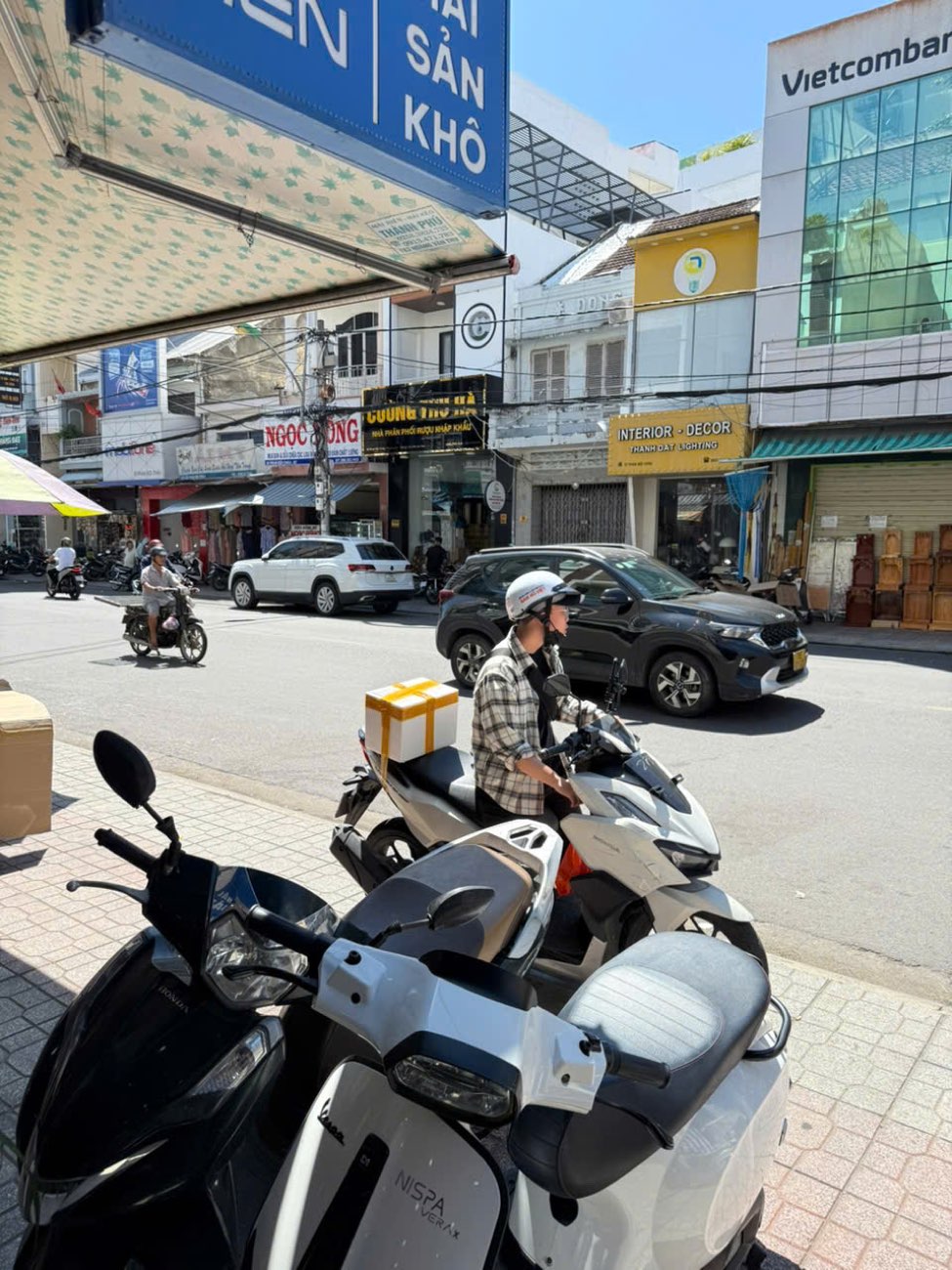 Đường hai chiều và vỉa hè rộng trước cửa hàng Xóm Biển