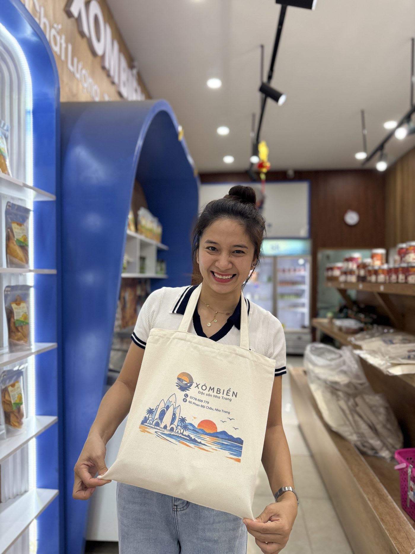 Quà 20/10 Ở Nha Trang: Tặng Gì Cho Vừa Lòng? 1 Túi canvas Xóm Biển in hình biển Nha Trang