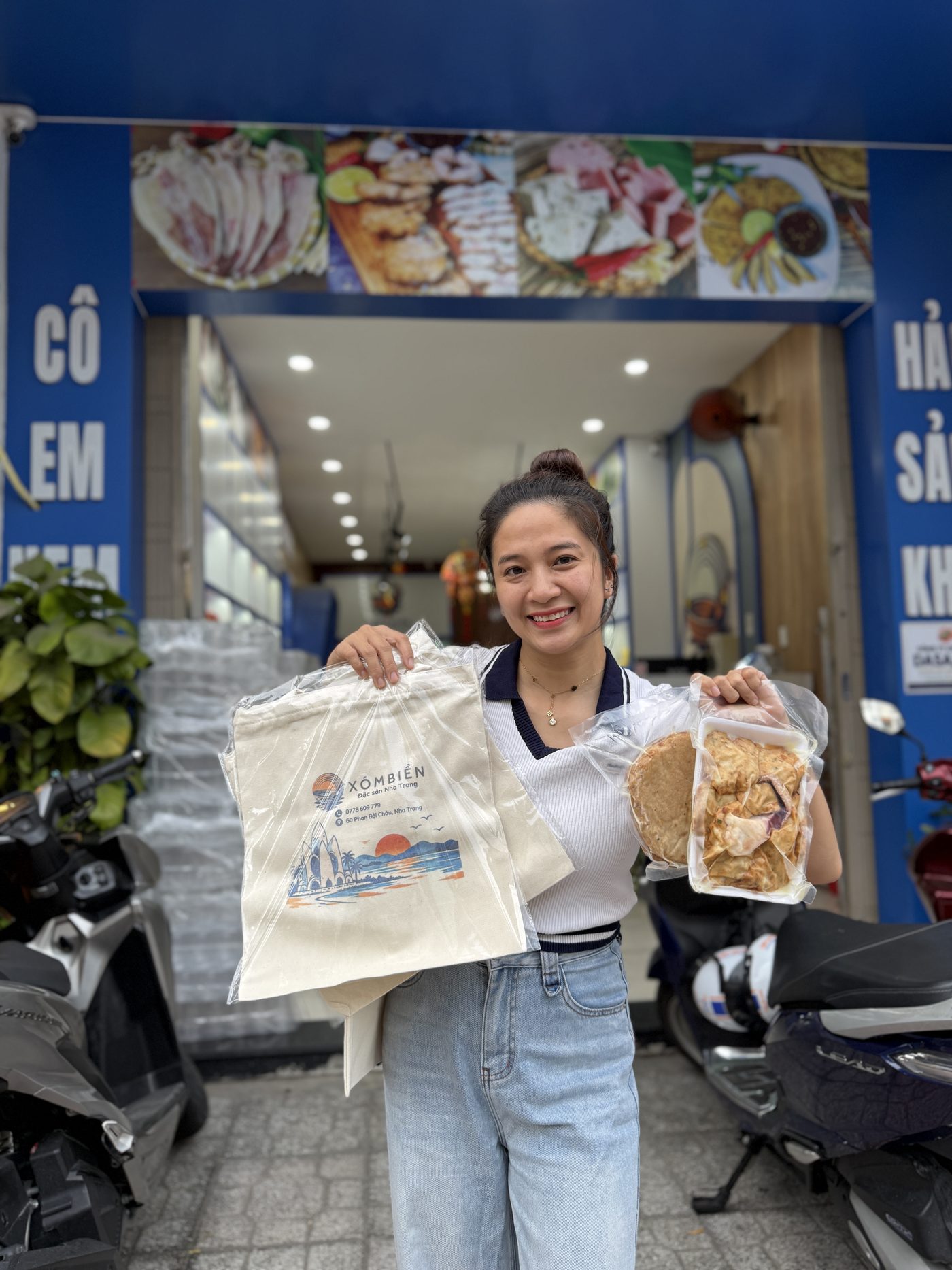 Quà 20/10 Ở Nha Trang: Tặng Gì Cho Vừa Lòng? 4 Túi canvas Xóm Biển trước cửa hàng kèm chả cá